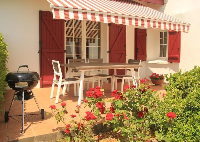 Dom wakacyjny Louharechenia - Maison D'invites Au Pays-basque Avec Piscine & Jardin Villefranque (Pyrenees-Atlantiques)